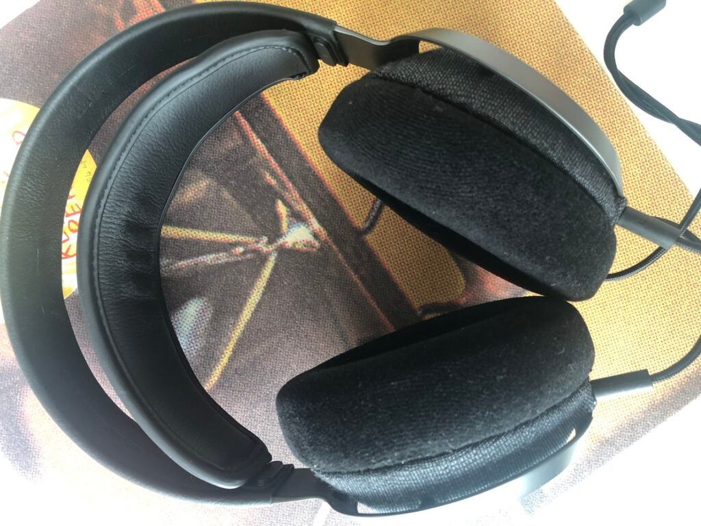 Philips Fidelio X3 sur un disque vinyle