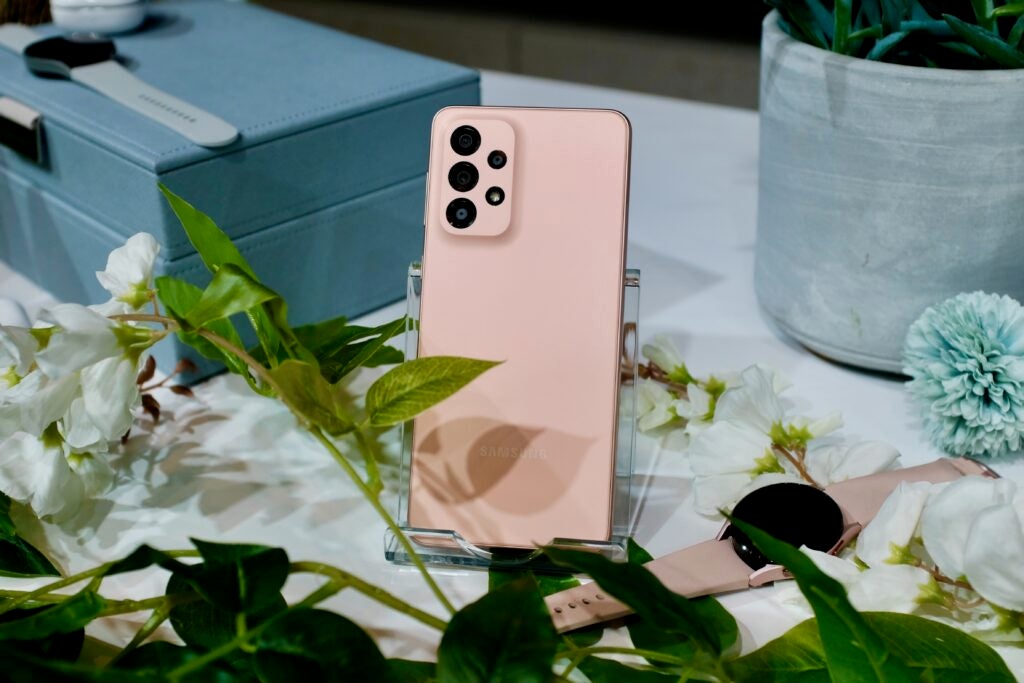 Le Samsung Galaxy A33 5G en couleur Pêche
