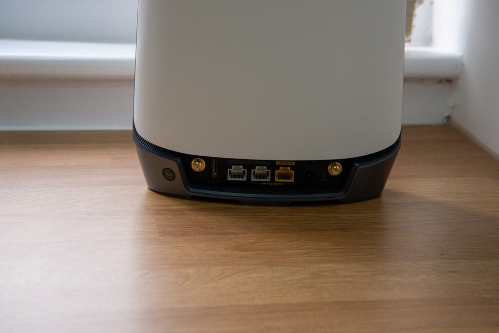 Ports du routeur Netgear Orbi 5G Tri-Band WiFi 6 Mesh System (NBK752)