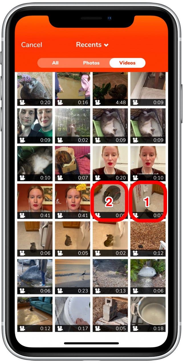 L'application ira automatiquement à l'onglet Vidéos. Appuyez sur deux ou plusieurs clips vidéo que vous souhaitez combiner, dans l'ordre dans lequel vous souhaitez les fusionner.
