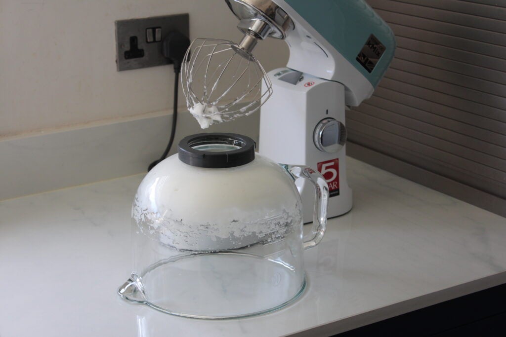 Kenwood kMix KMX750 blancs d'œufs à l'envers dans un bol