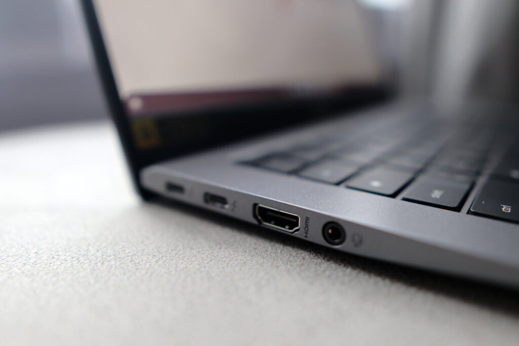 Les ports incluent USB-C, HDMI et une prise casque