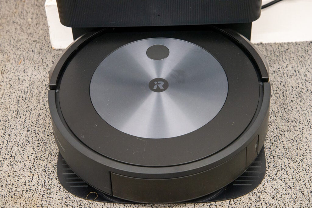 iRobot J7+ dans la station d'accueil
