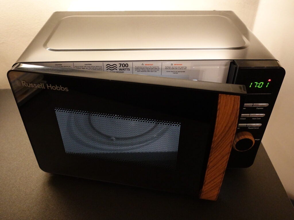 Four à micro-ondes numérique Russell Hobbs Scandi porte ouverte