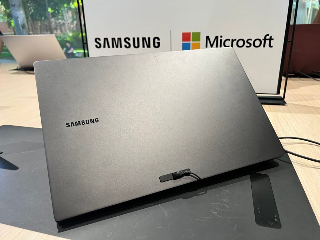 Samsung Galaxy Book 2 Pro vu de l'arrière