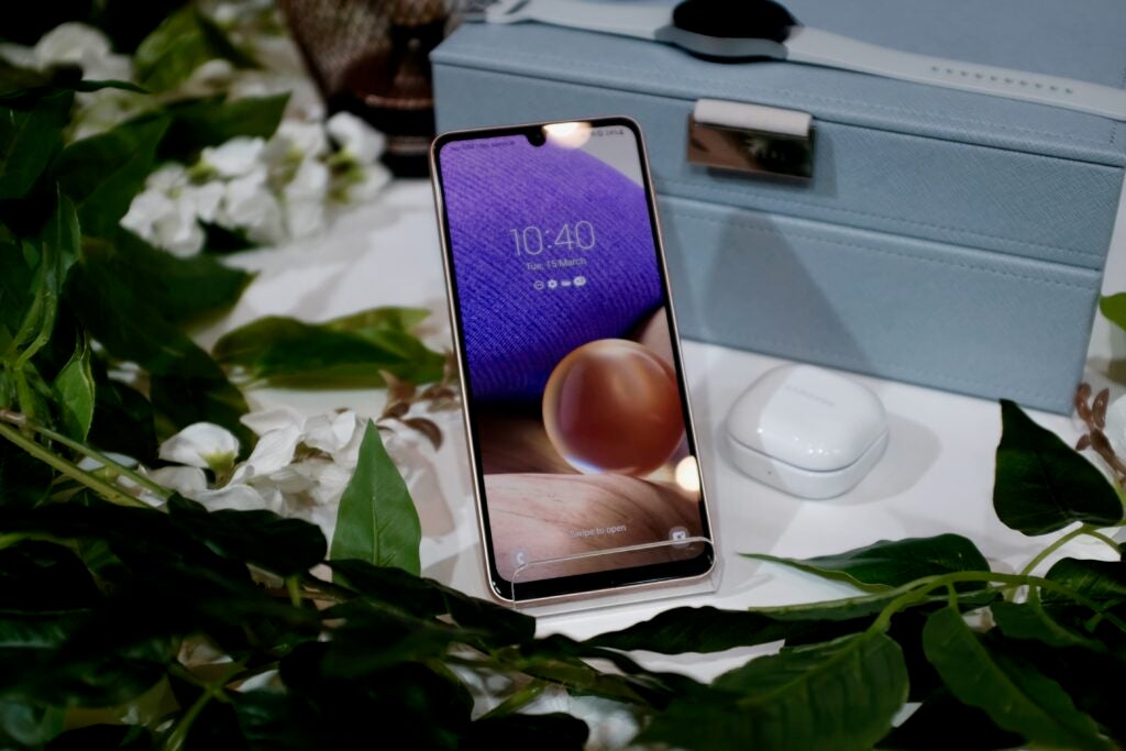 Le Samsung Galaxy A33 5G en couleur Pêche montrant l'écran