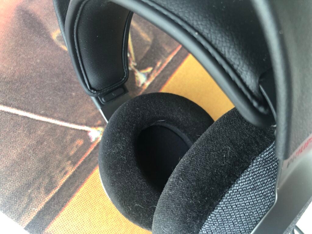 Philips Fidelio X3 près des oreillettes