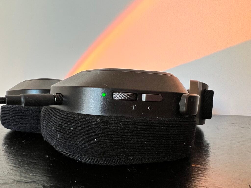 Gros plan sur les coussinets d'oreille du casque HS80 RGB