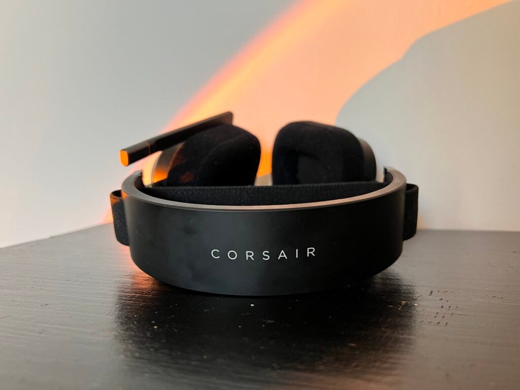 Les lettrages Corsair sur le casque sur un bureau noir