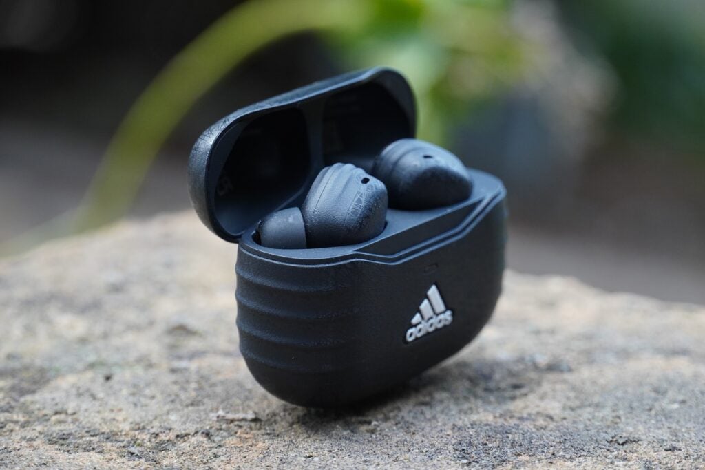 Coque Adidas ZNE 01 ANC vue de côté