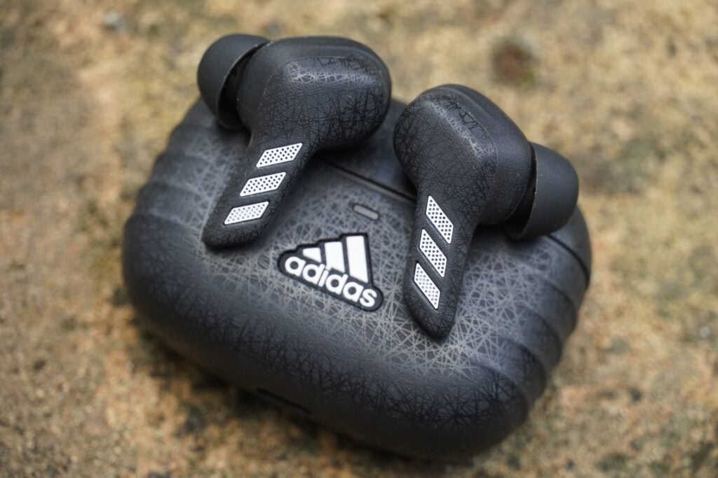 Écouteurs Adidas ZNE 01 ANC sur étui