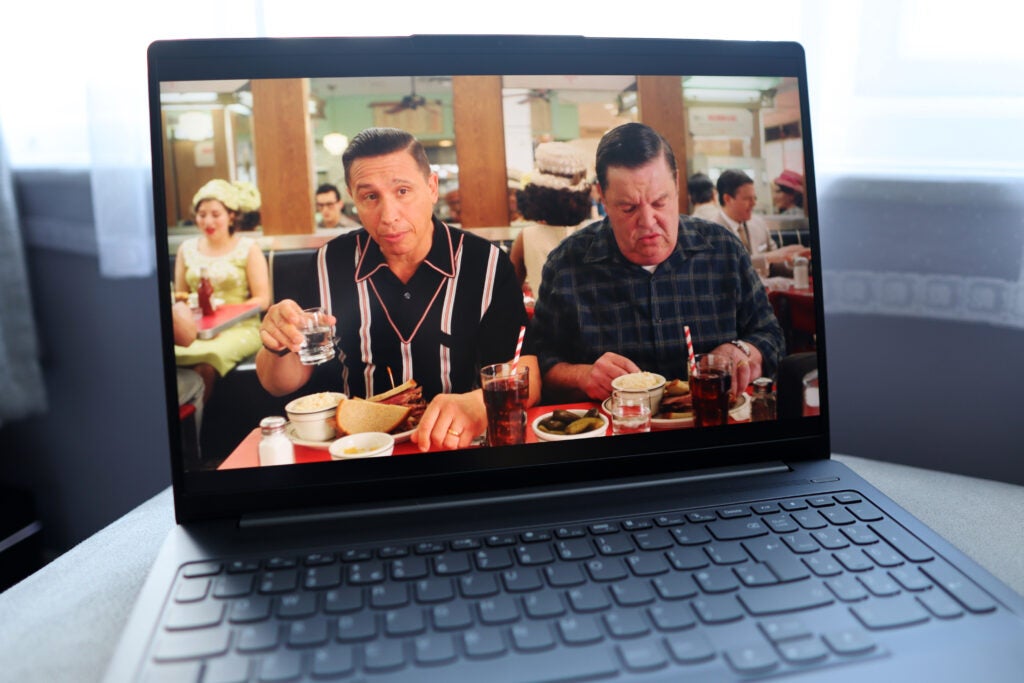L'écran Lenovo IdeaPad 5 Pro montrant une vidéo