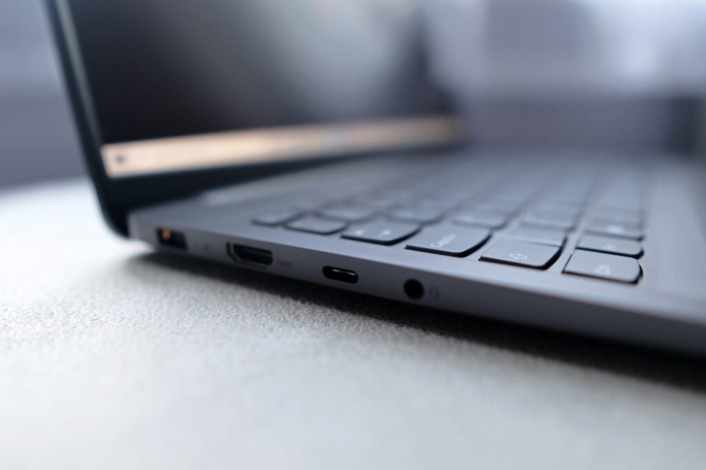 Les ports sur le côté du Lenovo IdeaPad 5 Pro
