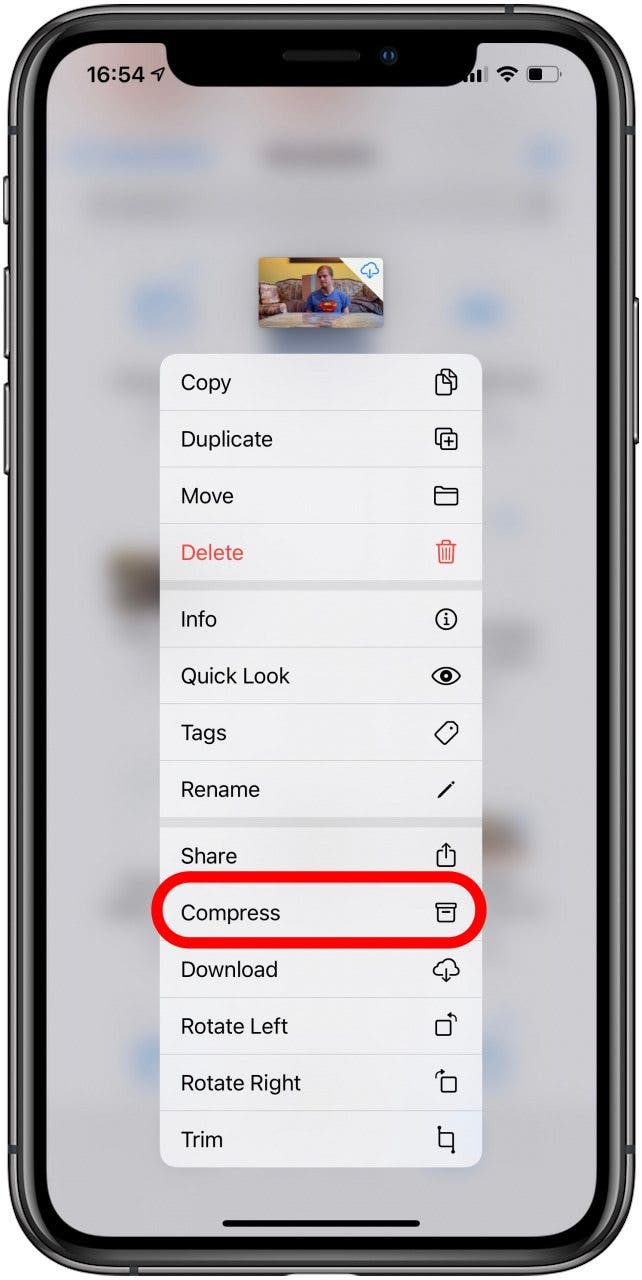Appuyez longuement sur le fichier jusqu'à ce qu'un menu apparaisse. Appuyez ensuite sur Compresser.