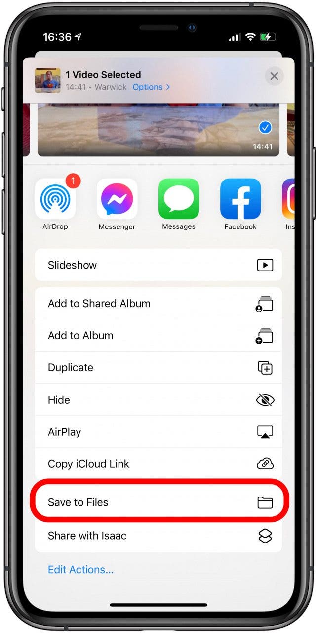 Sélectionnez Enregistrer dans des fichiers sur votre feuille de partage iPhone