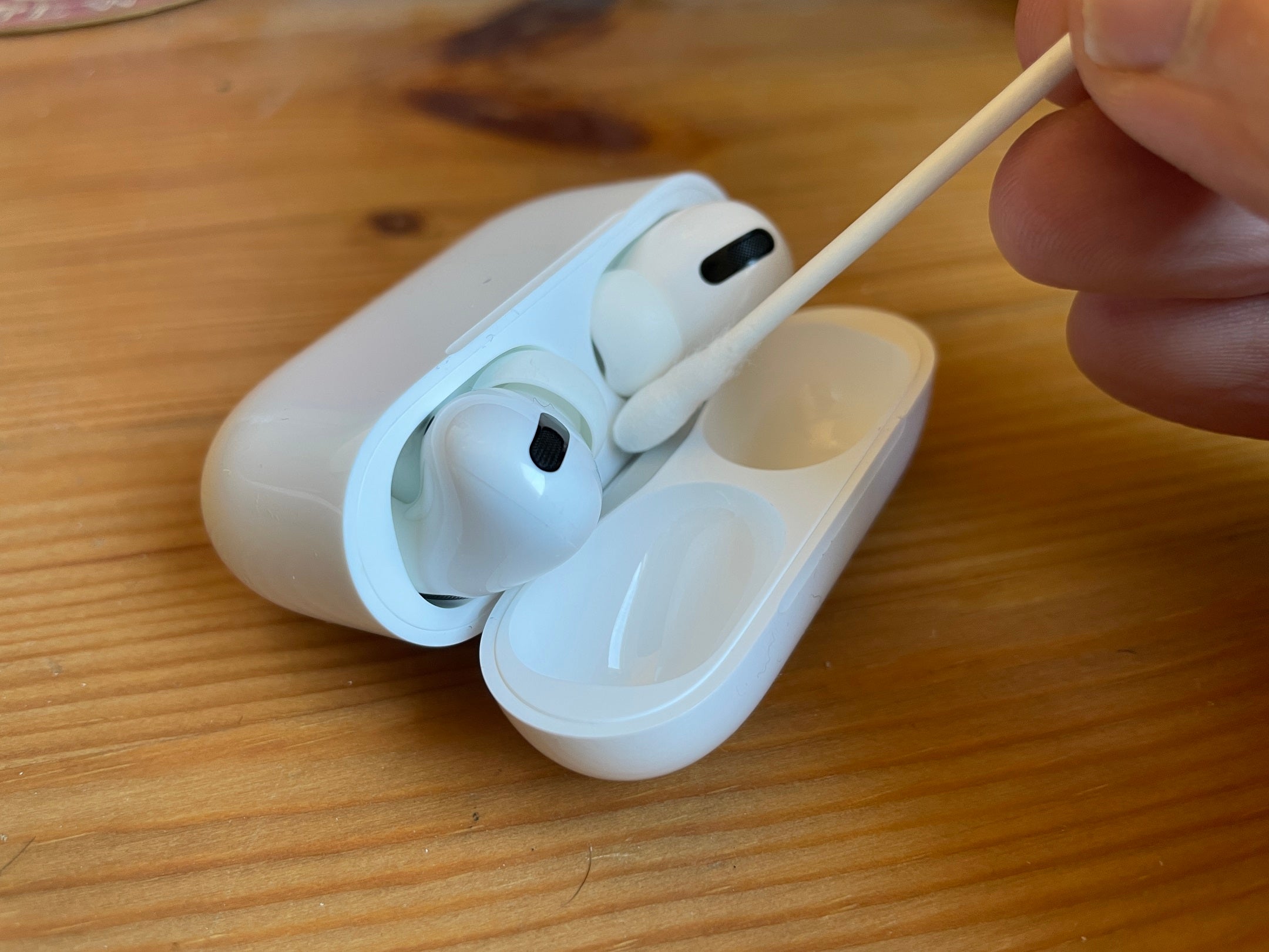 1649385653 135 Comment nettoyer un etui Apple AirPods