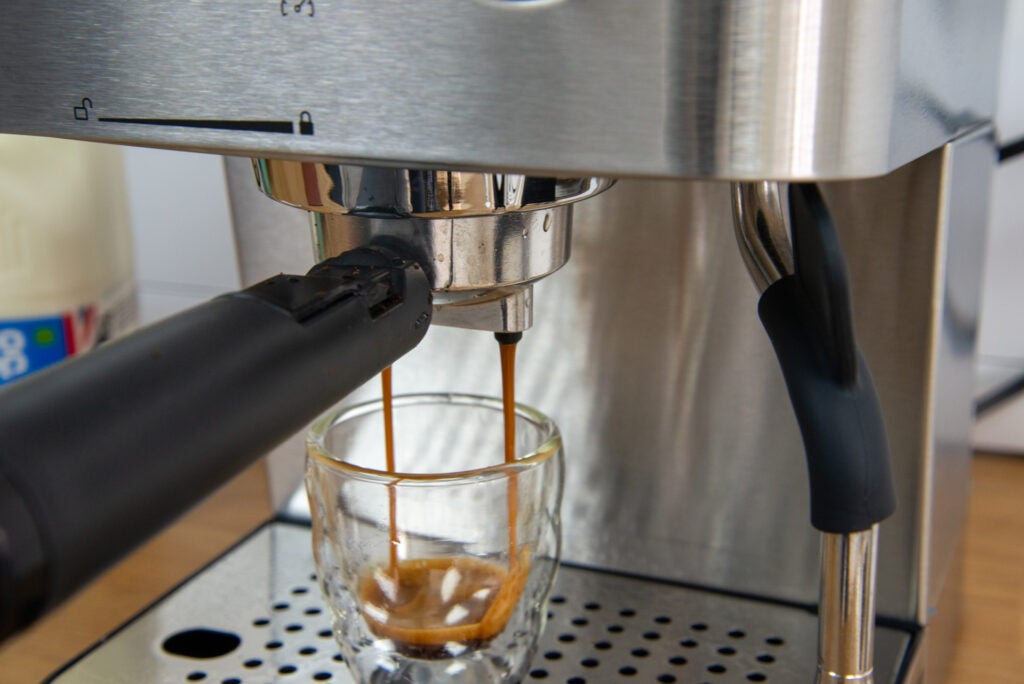 Machine à expresso Breville Bijou VCF149 versant un expresso