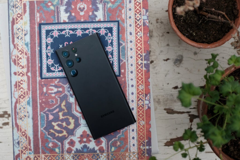 Samsung Galaxy S22 Ultra l'arrière du téléphone en noir
