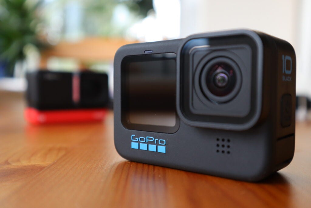 La GoPro Hero 10 Black avec l'Insta360 One RS en arrière-plan