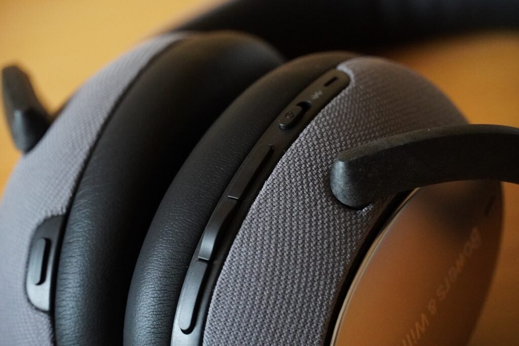 Bowers et Wilkins PX7 gros plan des boutons