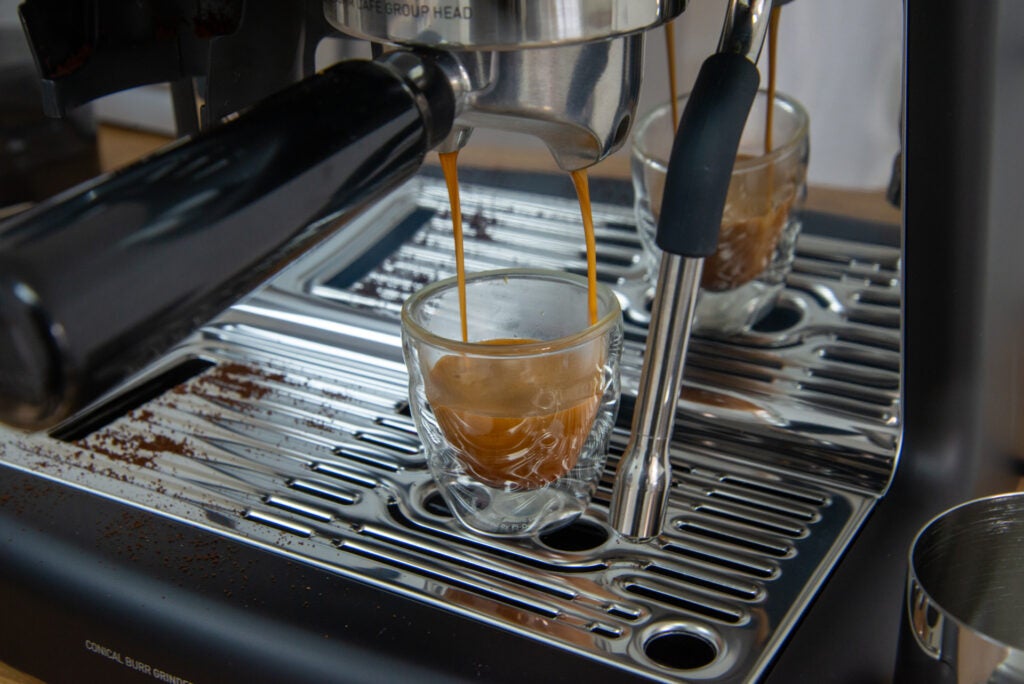 Breville Barista Max+ VCF152 versant un expresso