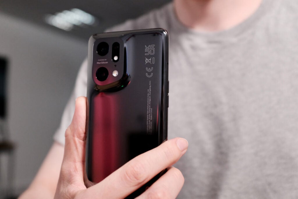 Le dos très brillant du Find X5 Pro