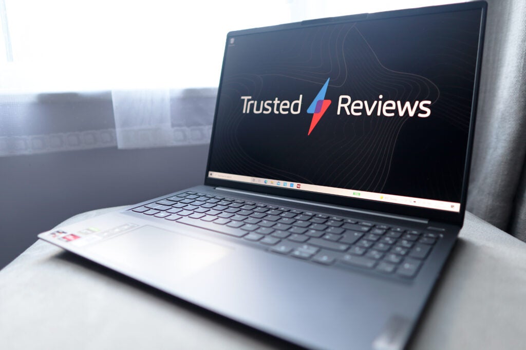 Le Lenovo IdeaPad 5 Pro posé sur un bureau