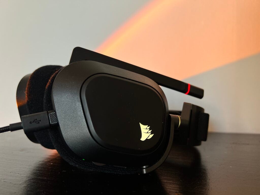 Le casque Corsair HS80 RGB affichant le logo d'éclairage RGB