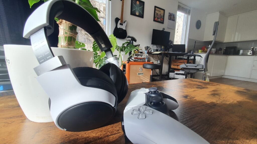 Razer Kaira Pro pour PlayStation à côté d'un contrôleur DualSense