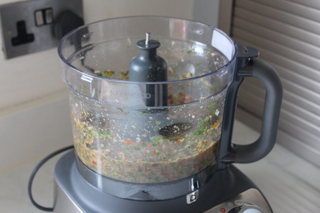 Salsa mélangée dans le kenwood multipro express
