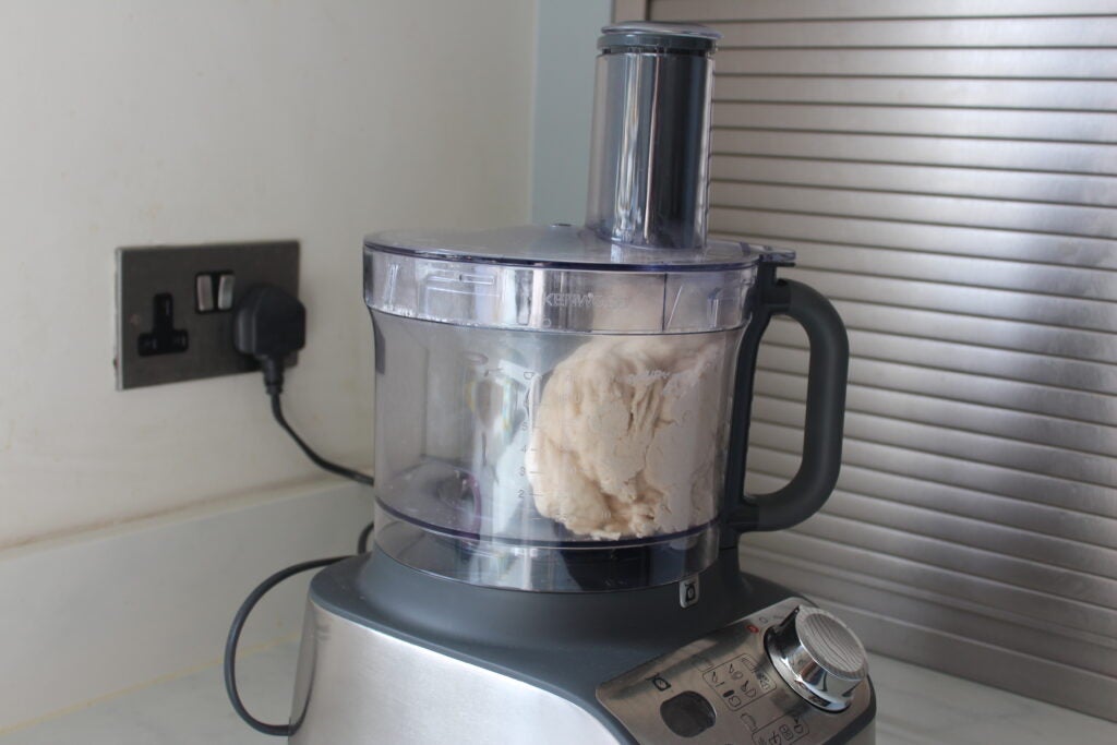 Pâte mélangée dans le Kenwood Multipro express