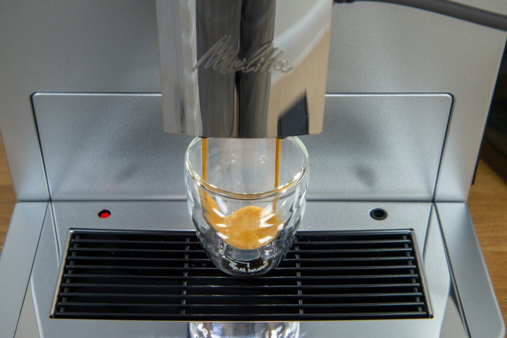 Melita Latte Select versant un expresso
