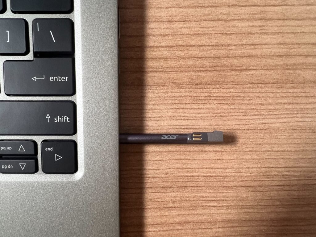 Le stylet à mi-chemin de l'Acer spin 5