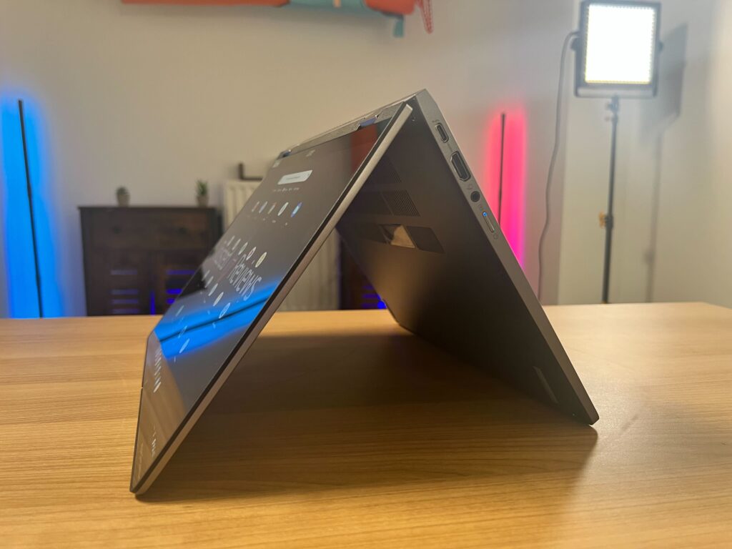 L'Acer Chromebook Spin 714 en mode tente sur le côté