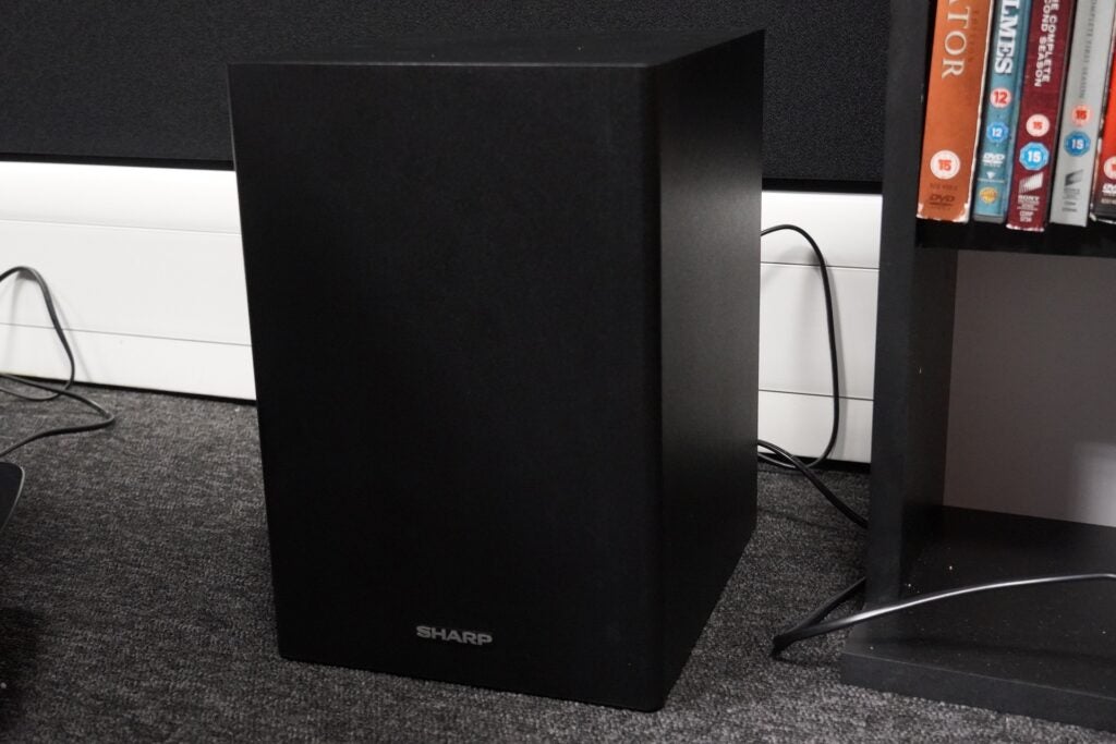 Subwoofer Sharp HT-SBW202 à côté du mur