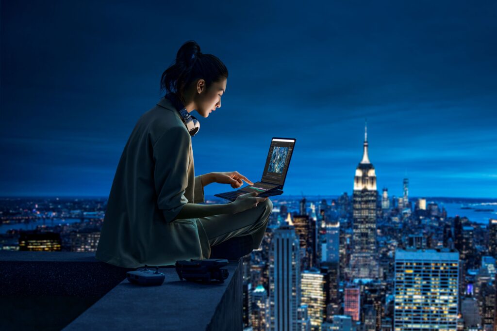Le portable Zenbook Pro Duo 14 OLED dans le ciel