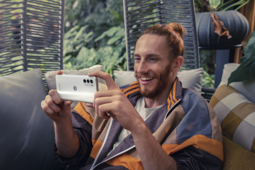 Lancement du Moto G82 avec laffichage le plus avance jamais