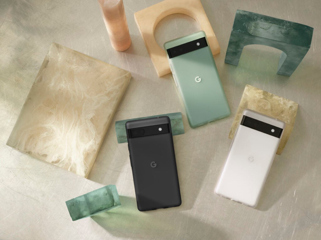 Les coques colorées du Pixel 6a en vert, noir et blanc