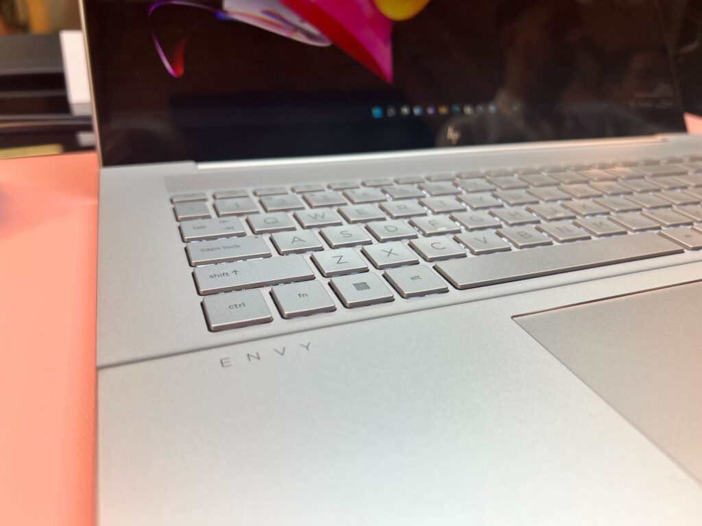 Le clavier de l'ordinateur portable HP Envy 17.3