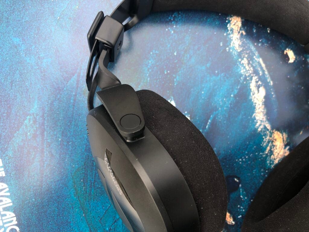 Gros plan sur les oreillettes Røde NTH-100