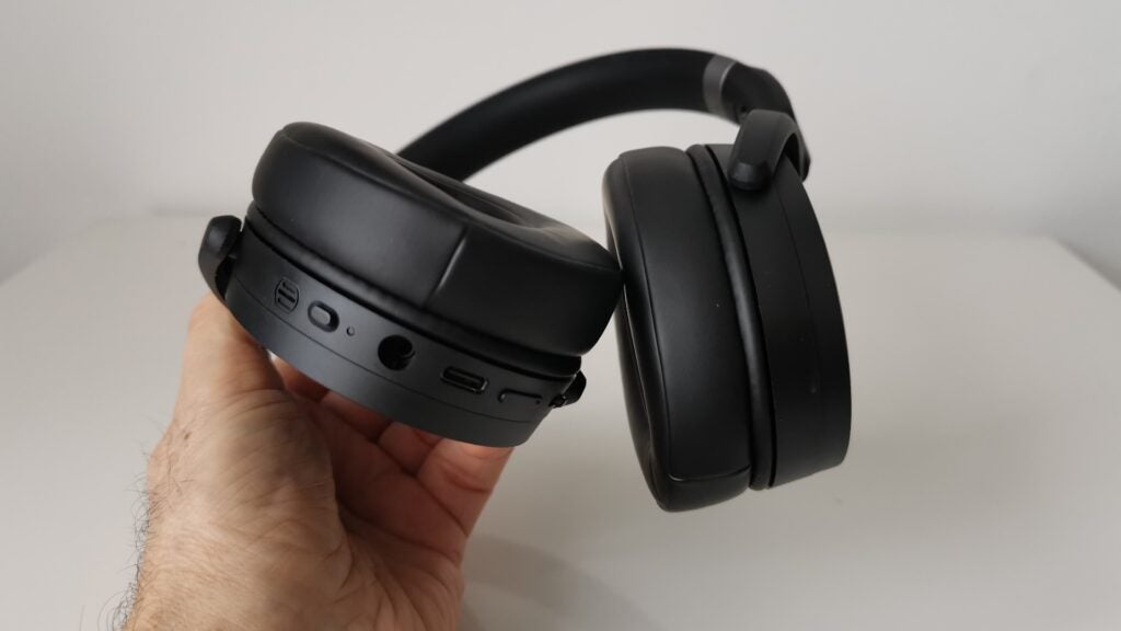 Sennheiser HD 450SE dans la main
