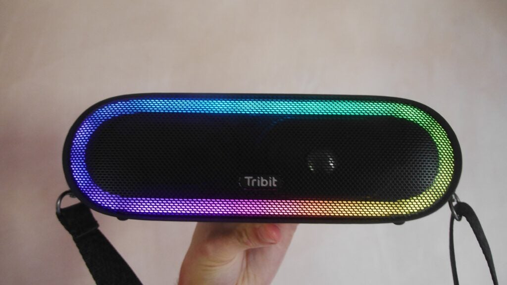 Tribit X Sound Mega tenu en main