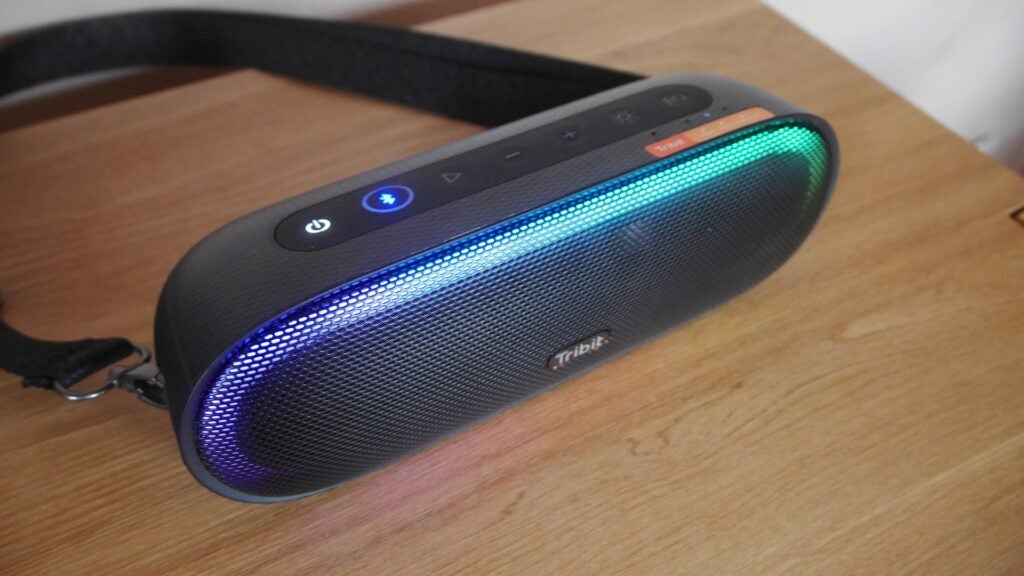 Boutons Tribit X Sound Mega sur la surface supérieure