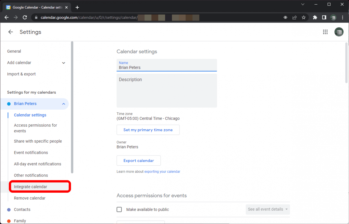 Google Calendar dans Chrome sur l'écran Paramètres pour un calendrier spécifique avec l'option Intégrer marquée dans la barre latérale.