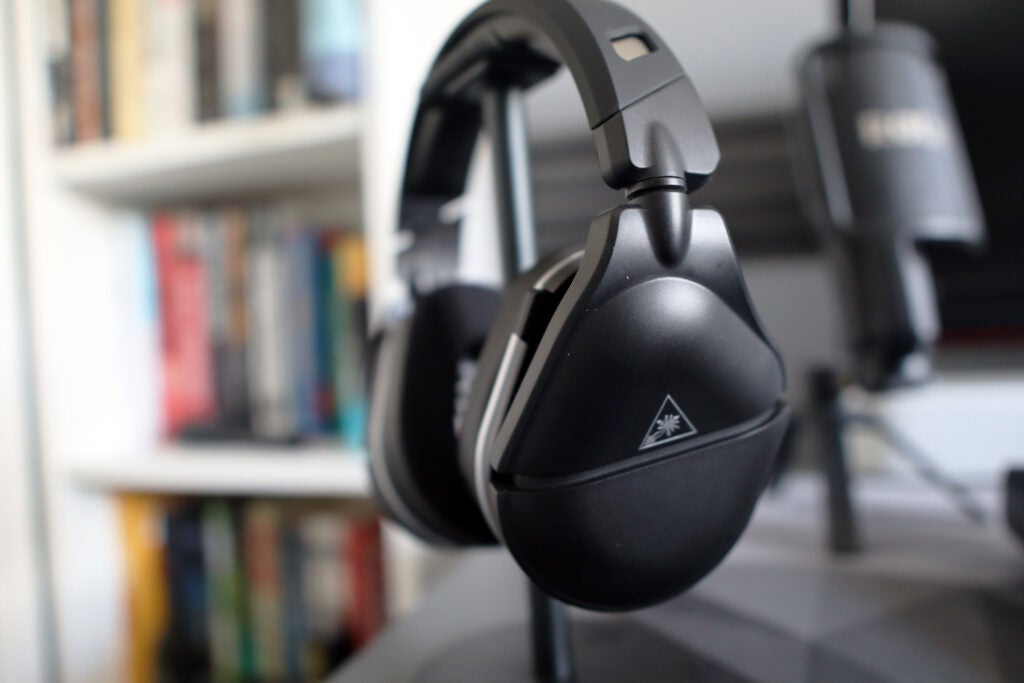 Le Turtle Beach Stealth 700 Gen 2 suspendu à un support