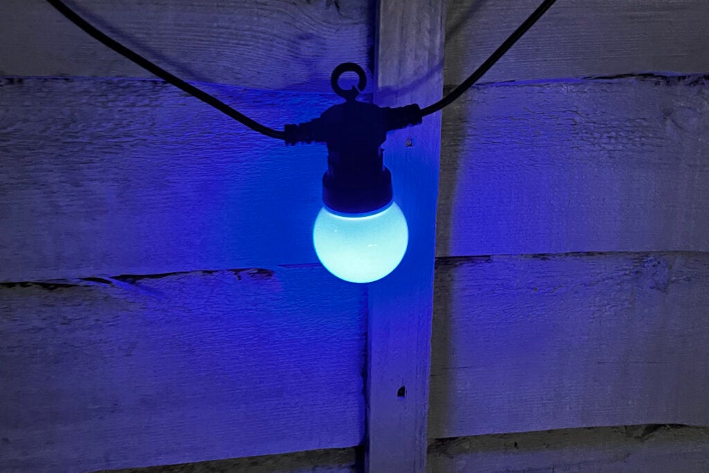 TCP LED+ Guirlande d'extérieur en gros plan allumée