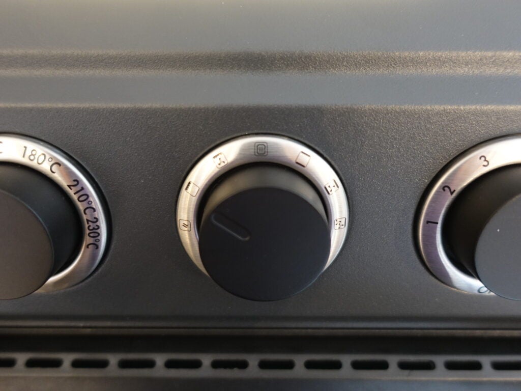 Les boutons de commande de la friteuse à air Cuisinart