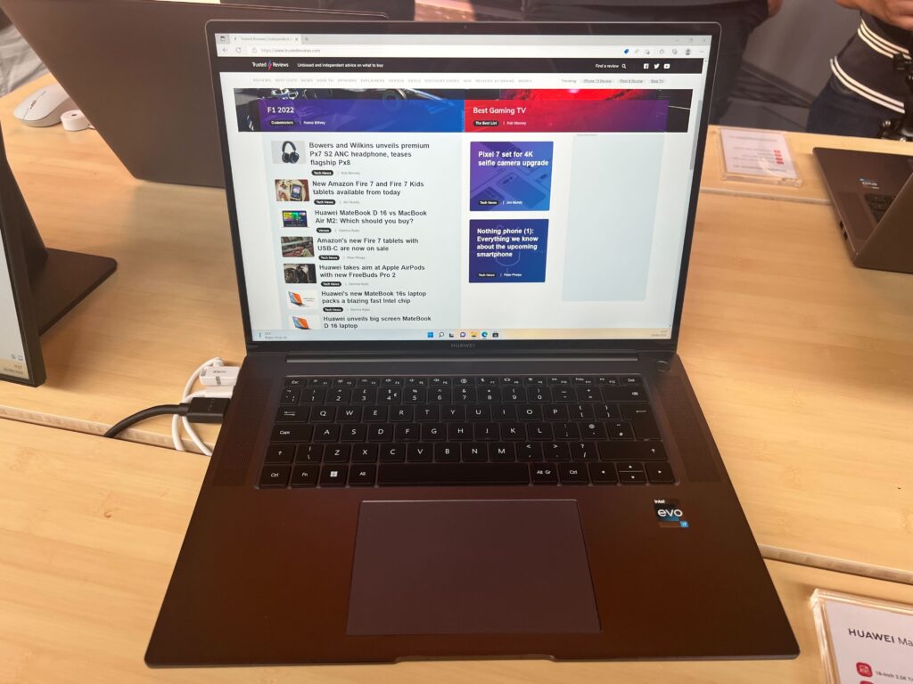 Écran d'ordinateur portable affichant des avis fiables