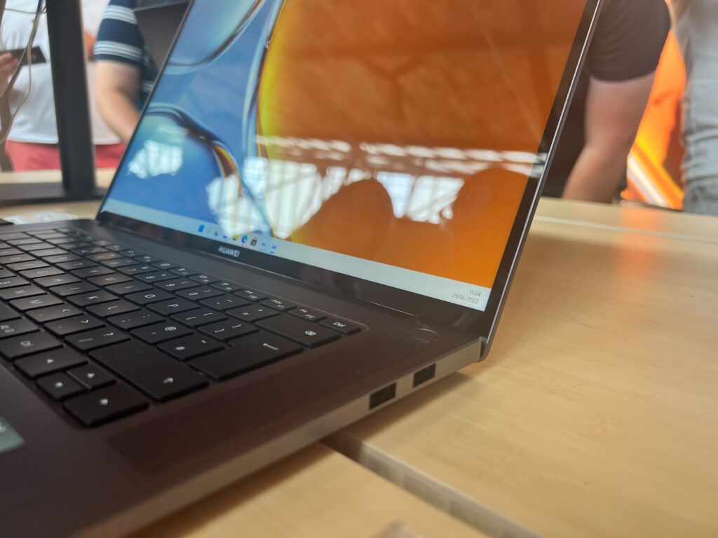 Ports sur le matebook 16s mains sur