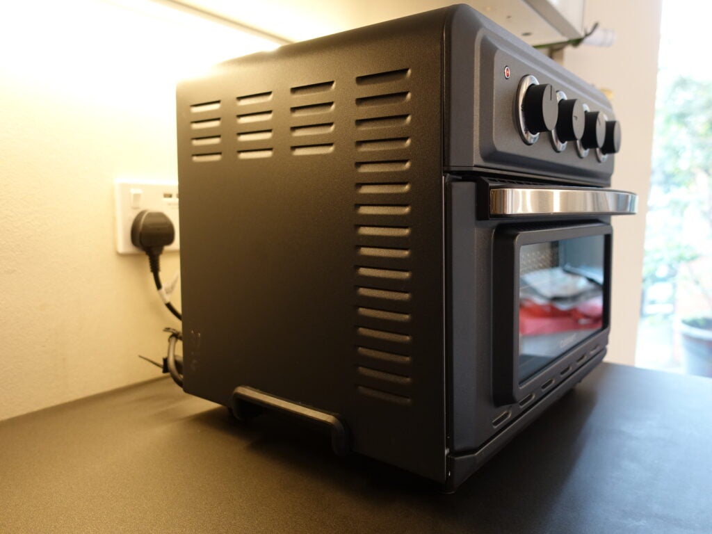 Profil latéral de la friteuse à air Cuisinart